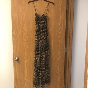 Tribal patterned, neutral toned maxi dress 🖤